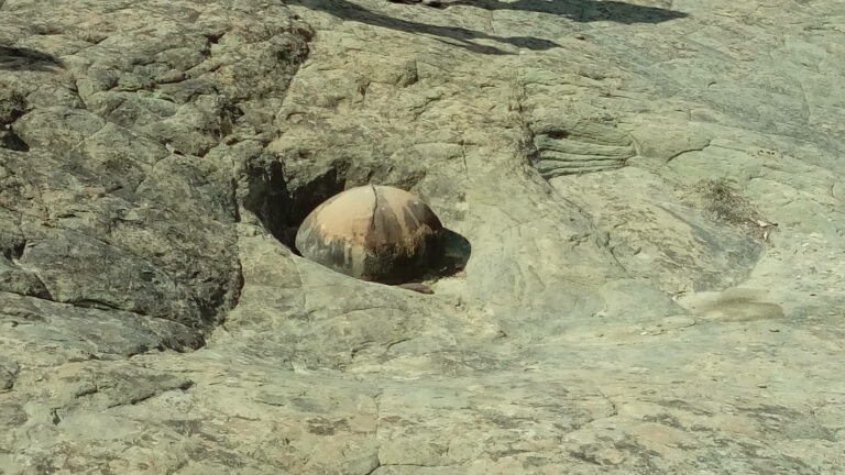 anke-richter-soins-energetiques-geode-sol-rocheux